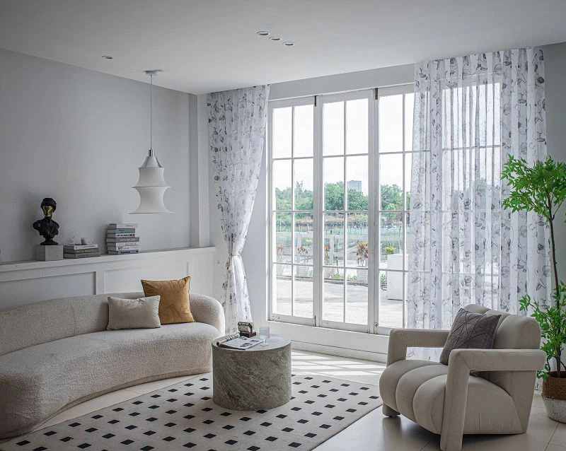 หน้าจอ Doli FabricWindow พร้อมพิมพ์ลายดอกโบตั๋นตรงกลางสีทอง